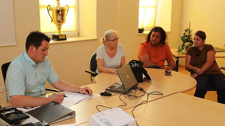 Bei der Bürgerversammlung (v. l.): Bürgermeister Florian Kraft, Gertrud Heidner, der künftige Eigentümer Rayk Kunze mit Partnerin Franziska Foto: Franz Galster