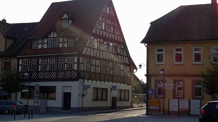 Seit vielen Jahren ein Ärgernis ist der Leerstand des historischen Gebäudes am Marktplatz (links), das einst als Gasthaus genutzt wurde. Der marode Anbau wurde inzwischen abgerissen. Foto. Jochen Berger