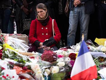 Eine Frau trauert vor dem Musikclub "Bataclan", einem der Anschlagsorte in Paris.  Foto: Marius Becker/dpa