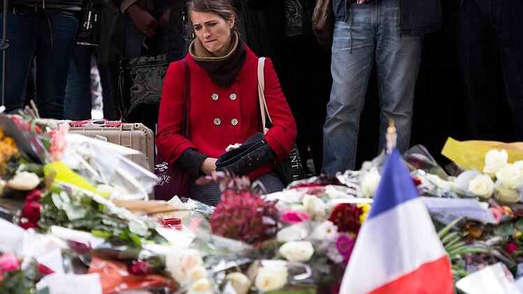 Eine Frau trauert vor dem Musikclub "Bataclan", einem der Anschlagsorte in Paris.  Foto: Marius Becker/dpa