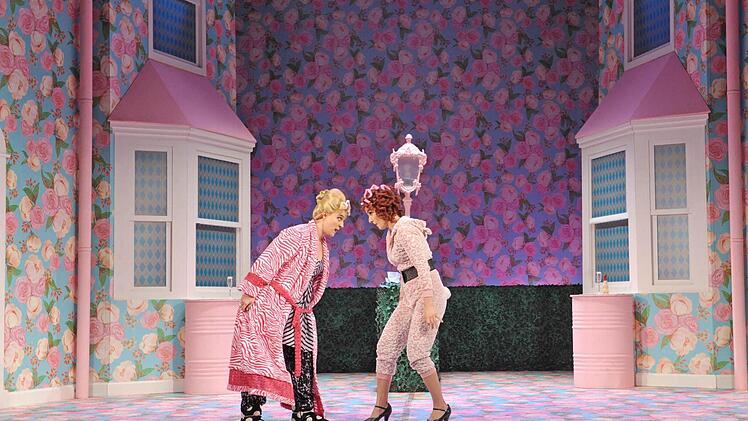 Szene aus der Neuinszenierung von Otto Nicolais "Die lustigen Weiber von Windsor" am Landestheater Coburg. Foto: Andrea Kremper