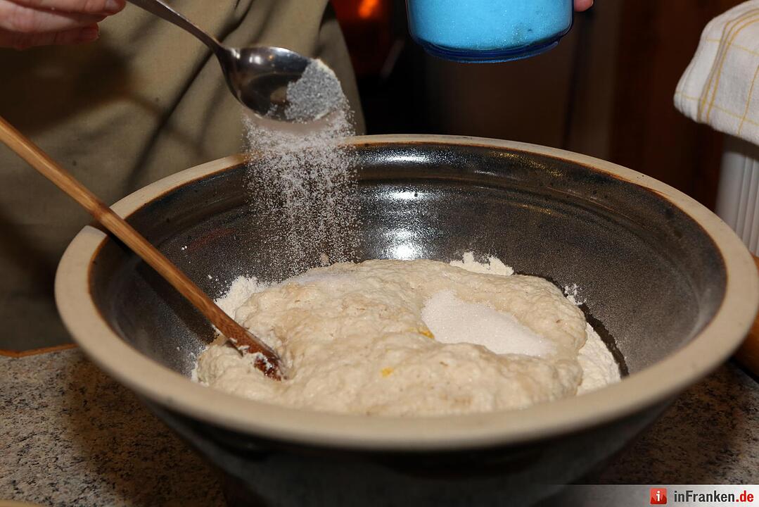2. Aus etwas lauwarmer Milch und einem Teelöffel Zucker das Hefestückchen ansetzen und in die Mitte eine Vertiefung drücken. Mit etwas Mehl bestreuen und die Schüssel mit einem Tuch abdecken.