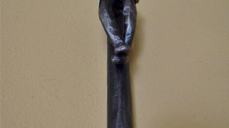 Dieses Jesuskreuz hat Winfried Geis selbst geschmiedet. Es hängt nun in seinem Wohnzimmer.