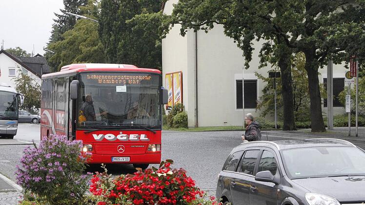 Wer übers Wochenende mit den Öffentlichen nach Bamberg oder Erlangen möchte, der muss den Bus nehmen - Verspätungen inklusive. Foto: Jennifer Hauser