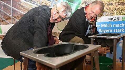 Hans Rebelein und Jürgen Oehm (von links) versuchen sich im Melken. Foto: Barbara Herbst