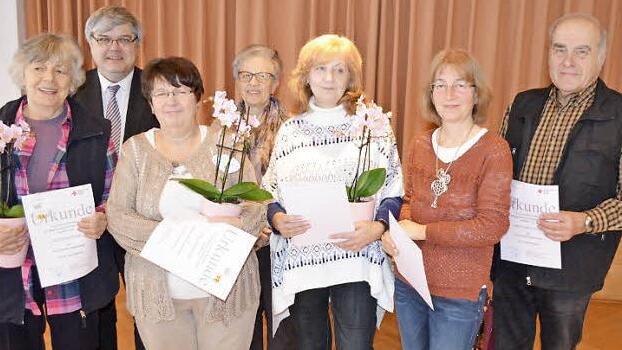 BRK-Kreisgeschäftsführer Thomas Petrak und stellvertretende Kreisvorsitzende Rosemarie Göhring (hinten von links) zeichneten (von links) Marlene Runge, Monika Ullrich, Silvia Amschler-Schmidt (alle 45 Dienstjahre) sowie Petra Amschler und Friedrich Ullrich (beide 15 Dienstjahre) aus.  Foto: Thomas Micheel