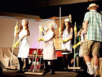 Die tanzenden Zimmermädchen im "Hotel Prominent"  Fotos: Richard Sänger