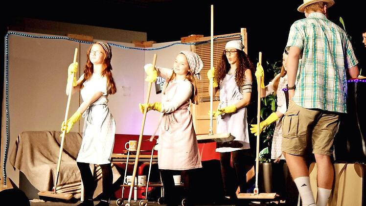 Die tanzenden Zimmermädchen im "Hotel Prominent"  Fotos: Richard Sänger