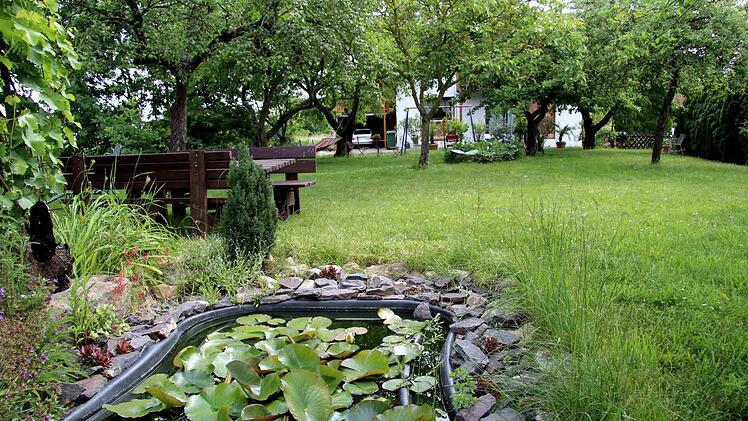 Auch ein kleiner Teich mit Seerosen mit Schiefersteinen wurde integriert. Foto: Richard Sänger