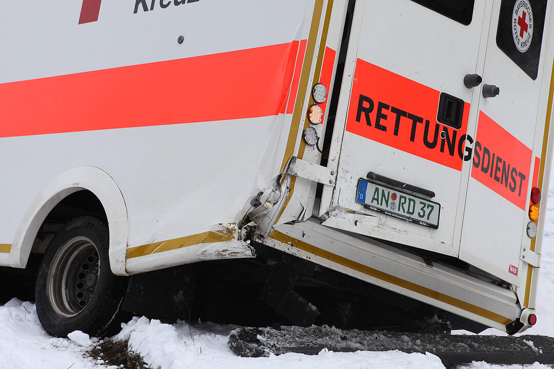 Kreis Ansbach: Auto kracht in Rettungswagen