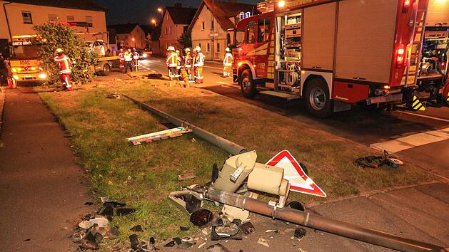 Ein betrunkener 20-J&auml;hriger ist in der Nacht in Breiteng&uuml;&szlig;bach mit seinem Auto gegen eine Ampel und einen Laternenmast gekracht.  Foto: News5/Merzbach