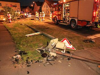 Ein betrunkener 20-J&auml;hriger ist in der Nacht in Breiteng&uuml;&szlig;bach mit seinem Auto gegen eine Ampel und einen Laternenmast gekracht.  Foto: News5/Merzbach