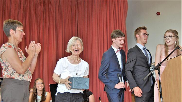 Die Abiturienten danken den  Oberstufenkoordinatorinnen (von links) Silke Heid und Jutta Staub Foto: Sigismund von Dobschütz