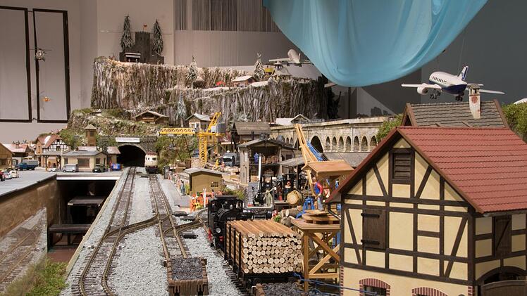 Die Eisenbahn-Ausstellung in der Kaiserpfalz zeigt ein Winterparadies mit Eisenbahnen, und historischen Lokomotiven. Fotos: Josef Hofbauerund