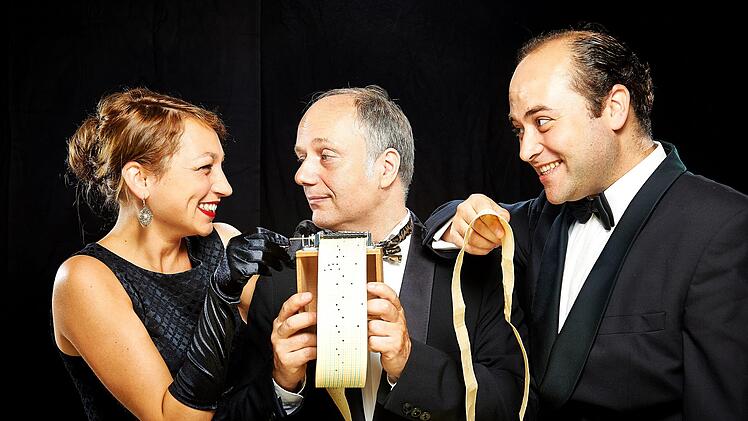 Die Spieluhr verbindet das "Musenwunder": (v. l.) Aline Joers, Franz Tröger, Patrick L. Schmitz.  Foto: Matthias Weinberger
