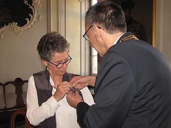 Coburgs Dritter Bürgermeister Thomas Nowak ehrt die ehemalige Vorsitzende des Tier- und Naturschutzvereins Coburg mit der Medaille "Die Stadt Coburg dankt" in Bronze. Foto: Martin Koch
