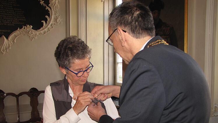 Coburgs Dritter Bürgermeister Thomas Nowak ehrt die ehemalige Vorsitzende des Tier- und Naturschutzvereins Coburg mit der Medaille "Die Stadt Coburg dankt" in Bronze. Foto: Martin Koch