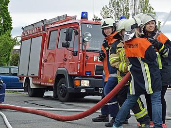 Kleine und gro&szlig;e Brandbek&auml;mpfer &uuml;ben mit dem Strahlrohr. Foto: privat