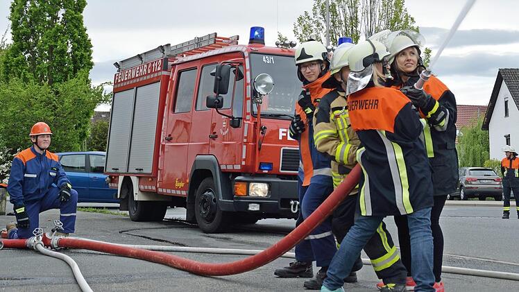 Kleine und gro&szlig;e Brandbek&auml;mpfer &uuml;ben mit dem Strahlrohr. Foto: privat