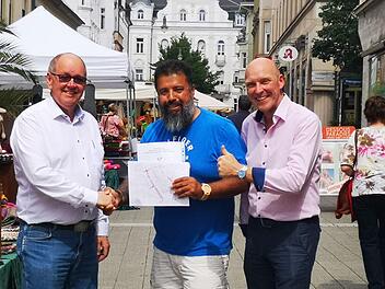 Pro Bad Kissingen-Geschäftsführer Klaus Bollwein und 1. Vorsitzender Ralf Ludewig zeigen Roland Smith von Walhalla Events die verschiedenen Standmöglichkeiten für das Street Food Festival, das im August in der Innenstadt von Bad Kissingen stattfinden soll.  Foto: Tanja Smith