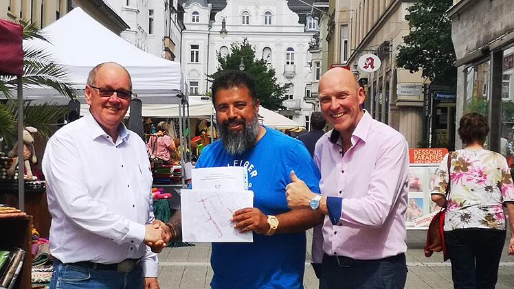 Pro Bad Kissingen-Geschäftsführer Klaus Bollwein und 1. Vorsitzender Ralf Ludewig zeigen Roland Smith von Walhalla Events die verschiedenen Standmöglichkeiten für das Street Food Festival, das im August in der Innenstadt von Bad Kissingen stattfinden soll.  Foto: Tanja Smith