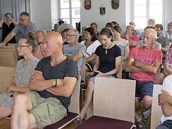 Weitere Stühle mussten in den Sitzungssaal geholt werden, damit alle Zuhörer Platz fanden. In der vorderen Reihe verfolgte Bäckermeister Robert Burkard (Zweiter von links) die Diskussion. Foto: Evi Seeger