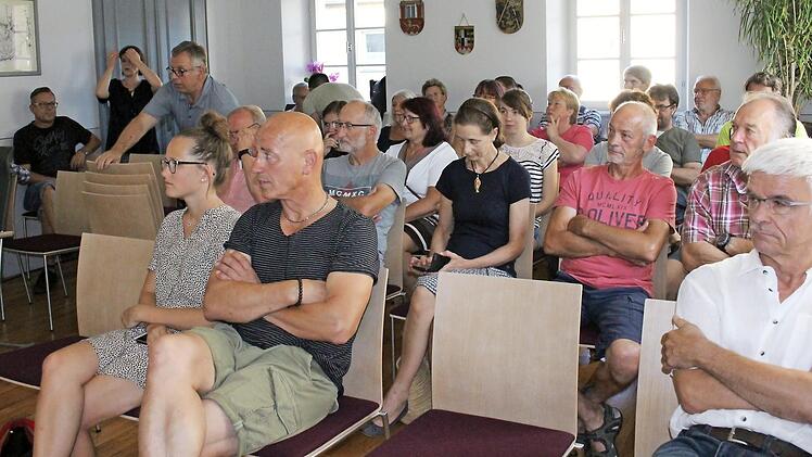 Weitere Stühle mussten in den Sitzungssaal geholt werden, damit alle Zuhörer Platz fanden. In der vorderen Reihe verfolgte Bäckermeister Robert Burkard (Zweiter von links) die Diskussion. Foto: Evi Seeger