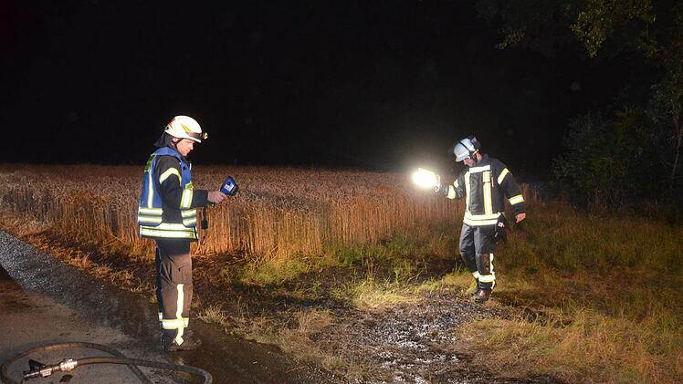Das hätte leicht ein größerer Flächenbrand werden können: Bei Garitz brannte mitten in der Nacht ein Feldrain, daneben ein noch nicht abgeerntetes Getreidefeld, das Dank des schnellen Einsatzes der Helfer kaum in Mitleidenschaft gezogen wurde. Peter Rauch