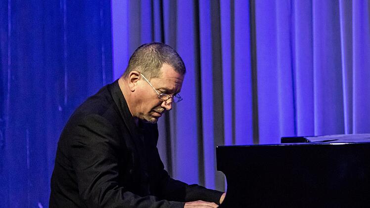 Einen eindringlichen Klavierabend gestaltete der Pianist und Komponist Chris Jarrett bei "Leise am Markt".Foto: Jochen Berger