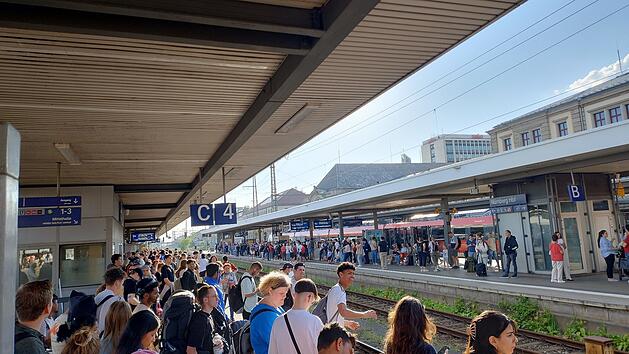 Bahn erkl&auml;rt Chaos am N&uuml;rnberger Hauptbahnhof - Feuerwehr evakuiert Zug auf offener Strecke