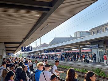 Bahn erklärt Chaos am Nürnberger Hauptbahnhof - Feuerwehr evakuiert Zug auf offener Strecke