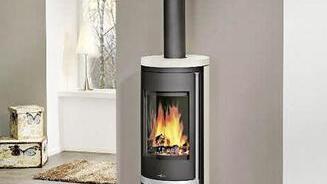 Mit Stahl verkleidete Öfen werden gerne mit Dekorelementen in anderen Farben kombiniert - hier ein Beispiel von Oranier.  Foto: Oranier