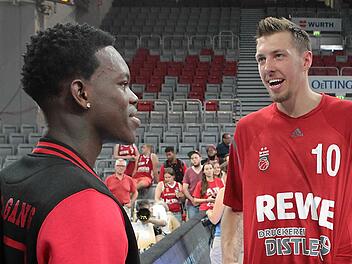 Ziemlich beste Freunde: Dennis Schr&ouml;der (links) und Brose Baskets-Center Daniel Theis haben schon in Braunschweig zusammen Basketball gespielt. Foto: sportpress
