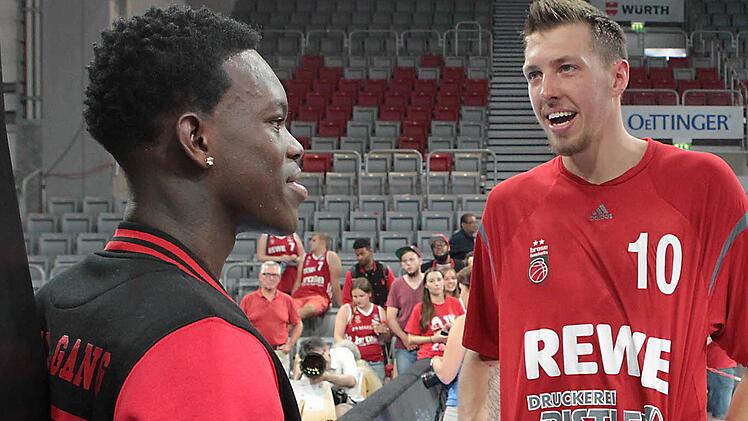 Ziemlich beste Freunde: Dennis Schr&ouml;der (links) und Brose Baskets-Center Daniel Theis haben schon in Braunschweig zusammen Basketball gespielt. Foto: sportpress