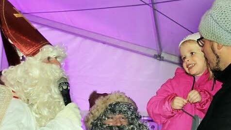 Manch jungem Besucher blieben die Worte angesichts des imposanten Nikolauses (Olaf Turek) und seines Knechts Ruprechts (Kurt Knauer) im Halse stecken, nicht jedoch der kleinen Amelie Vogt (mit Papa Christian).