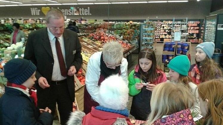 Die Klasse 4a der Grundschule Stockheim besuchte den Edeka-Markt