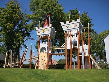 Über die Verwirklichung des Traumritter-Spielplatzes am Rathauses freuen sich die Ebersdorfer sehr. Andere Vorhaben wie die Entwicklung eines Oberzentrums mit Sonnefeld und Weidhausen sind nicht gelungen. Foto: Gemeinde Ebersdorf