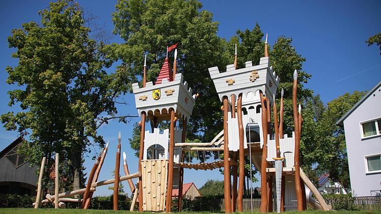 Über die Verwirklichung des Traumritter-Spielplatzes am Rathauses freuen sich die Ebersdorfer sehr. Andere Vorhaben wie die Entwicklung eines Oberzentrums mit Sonnefeld und Weidhausen sind nicht gelungen. Foto: Gemeinde Ebersdorf