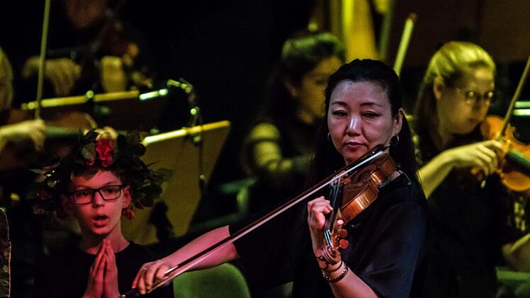 "Compose Strawinsky" im Landestheater Coburg: Szene mit Megumi Ikeda (Violine).Foto: Jochen BErger