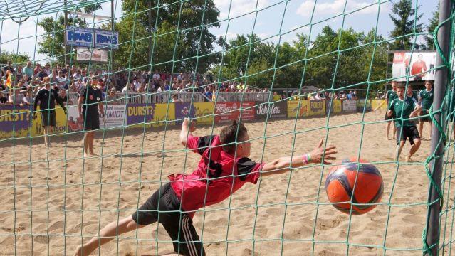 Der Torh&uuml;ter der "Milfbusters" streckt sich vergeblich. Das Team der "Turbine Michelau" setzt in einem der spannenden Neunmeterschie&szlig;en des Turniers durch und schaffte es damit immerhin bis ins Halbfinale.