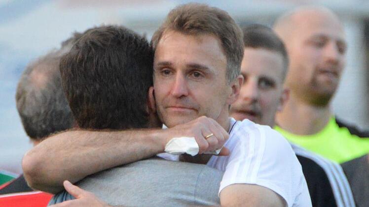 Nach dem Sieg im Relegationsmatch gegen die SpVgg Lettenreuth löste sich auch beim Marktzeulner Trainer Michael Backert die Anspannung. Dem Coach standen ein paar Freudentränen in den Augen. Foto: Czepera