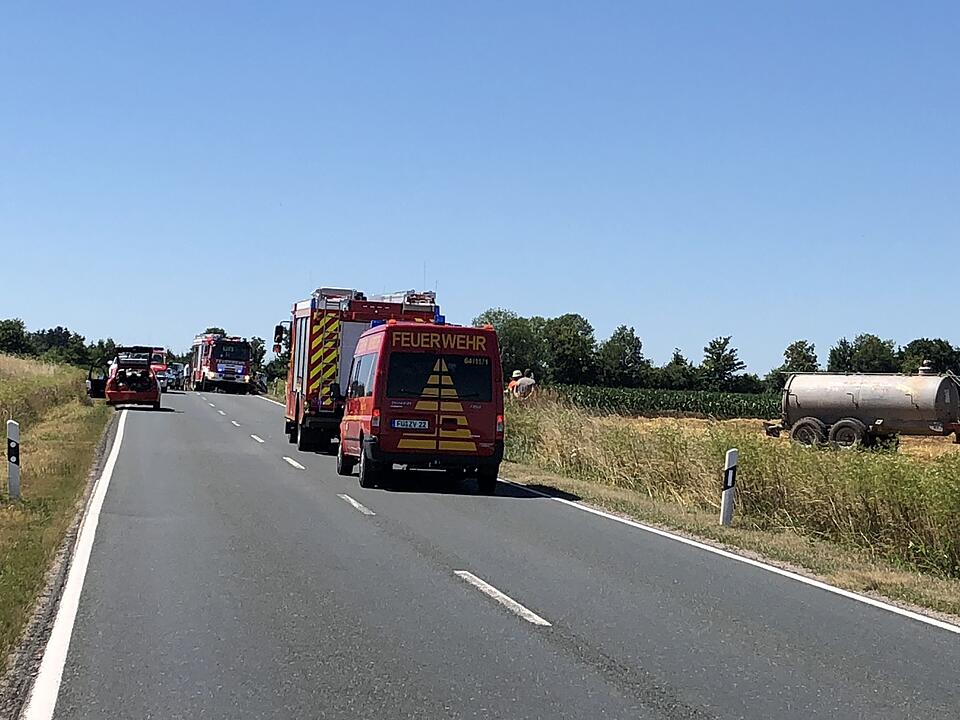 Kreis Neustadt/Aisch: Heiß gelaufenes Arbeitsgerät steckt einen Hektar Feld in Flammen – 100.000 Euro Schaden