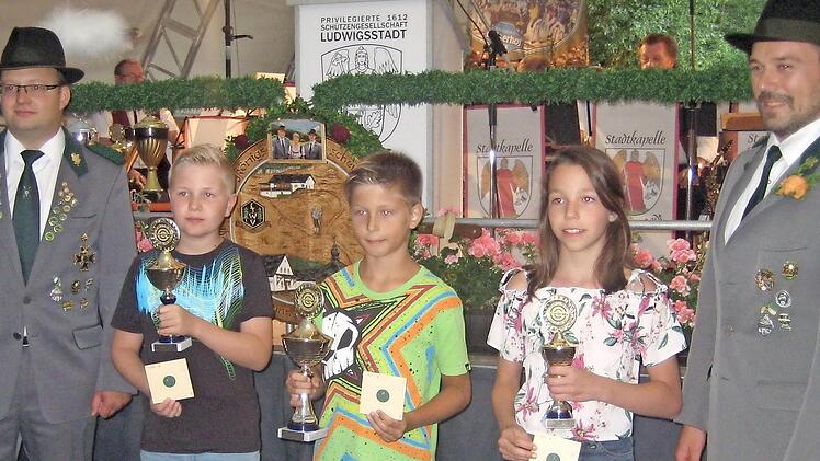 Travis Apelt (Mitte) ist Vogelkönig von Ludwigsstadt. Mit im Bild (von links) Christoph Methfessel, Ben Feuerpfeil, Lena Prasser und Frank Ziener. Fotos: Frank Ziener