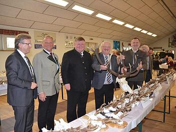 Sie bewundern einen "ungeraden Kronen-14-Ender" eines im Reichenbacher Wald im Revier Steinwiesen erlegten Hirsches. Von links Bürgermeister Rainer Detsch, Bernhard Schmitt (JJV-Kreisvorsitzender), Reinhold Heinlein (Hegeleiter), Bernd Steger (Landratsstellvertreter), Eckhard Schneider (2. BJV-Kreisvorsitzender). K.- H. Hofmann