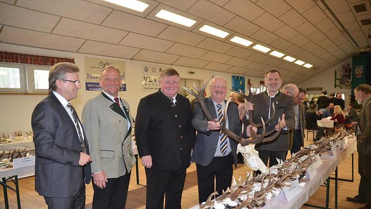 Sie bewundern einen "ungeraden Kronen-14-Ender" eines im Reichenbacher Wald im Revier Steinwiesen erlegten Hirsches. Von links Bürgermeister Rainer Detsch, Bernhard Schmitt (JJV-Kreisvorsitzender), Reinhold Heinlein (Hegeleiter), Bernd Steger (Landratsstellvertreter), Eckhard Schneider (2. BJV-Kreisvorsitzender). K.- H. Hofmann