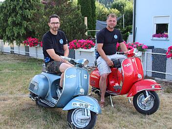 Jörg Gerstmayer (links) und Stefan Eckert besitzen das gleiche Vespa-Modell aus dem Baujahr 1965. Während Eckert seinen Roller neu lackiert hat, ist Gerstmayers Lack original.  Foto: Cindy Dötschel