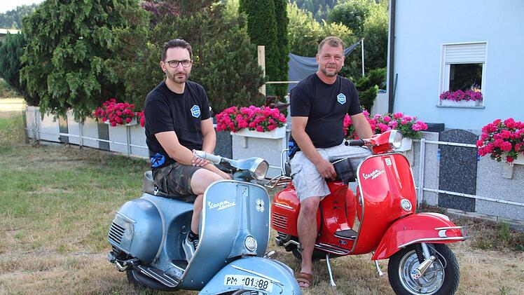 Jörg Gerstmayer (links) und Stefan Eckert besitzen das gleiche Vespa-Modell aus dem Baujahr 1965. Während Eckert seinen Roller neu lackiert hat, ist Gerstmayers Lack original.  Foto: Cindy Dötschel
