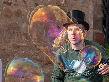 An verschiedenen Punkten in der Innenstadt bezaubern Seifenblasenk&uuml;nstler am 4. September die Zuschauer.