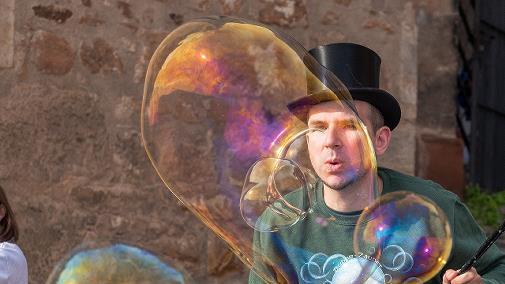 An verschiedenen Punkten in der Innenstadt bezaubern Seifenblasenkünstler am 4. September die Zuschauer.