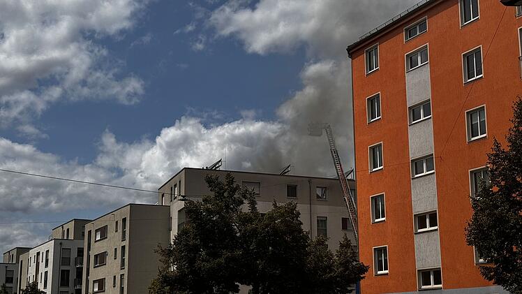 Wohnungsbrand verursacht Rauchwolke &uuml;ber F&uuml;rth: Feuerwehr r&uuml;ckt  mit zwei Drehleitern an